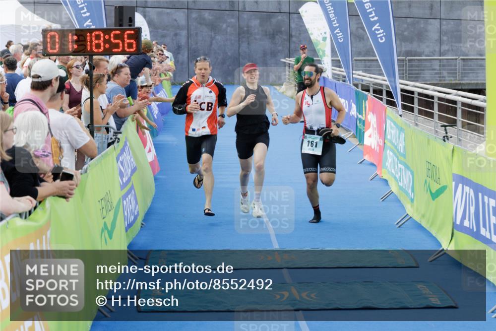 10.08.2025 - GEWOBA Citytriathlon Bremen H.Heesch http://msf.ph/oto/8552492 10.08.2025 11:22:38 Ziel 151, 161 meine-sportfotos.de
