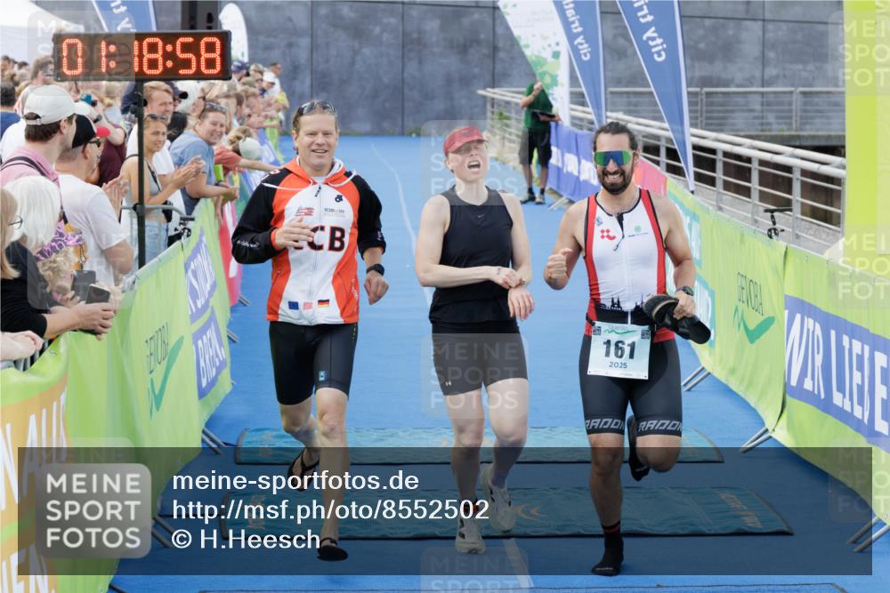 10.08.2025 - GEWOBA Citytriathlon Bremen H.Heesch http://msf.ph/oto/8552502 10.08.2025 11:22:39 Ziel 151, 161 meine-sportfotos.de
