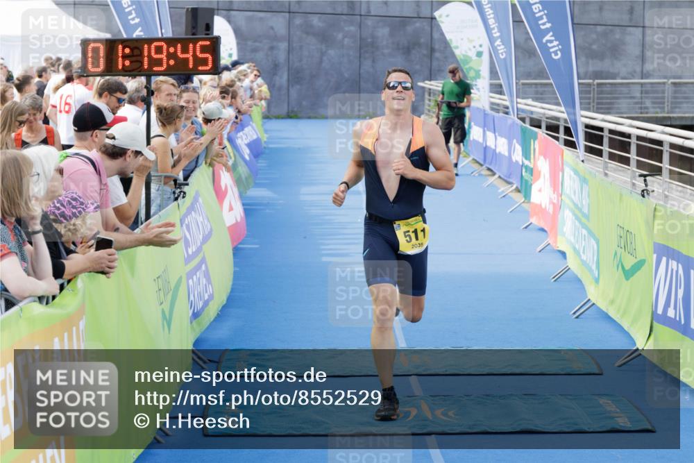 10.08.2025 - GEWOBA Citytriathlon Bremen H.Heesch http://msf.ph/oto/8552529 10.08.2025 11:23:27 Ziel 511 meine-sportfotos.de