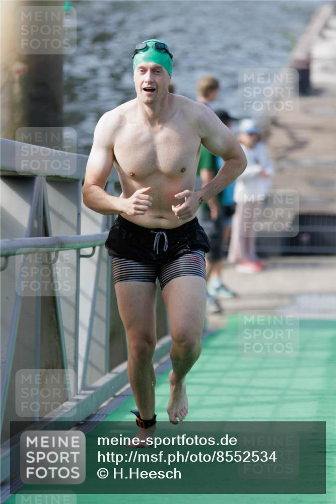 10.08.2025 - GEWOBA Citytriathlon Bremen H.Heesch http://msf.ph/oto/8552534 10.08.2025 10:29:40 Schwimmen 15 meine-sportfotos.de