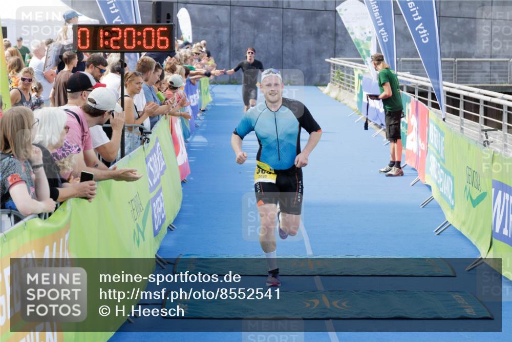 10.08.2025 - GEWOBA Citytriathlon Bremen H.Heesch http://msf.ph/oto/8552541 10.08.2025 11:23:48 Ziel 363, 409 meine-sportfotos.de
