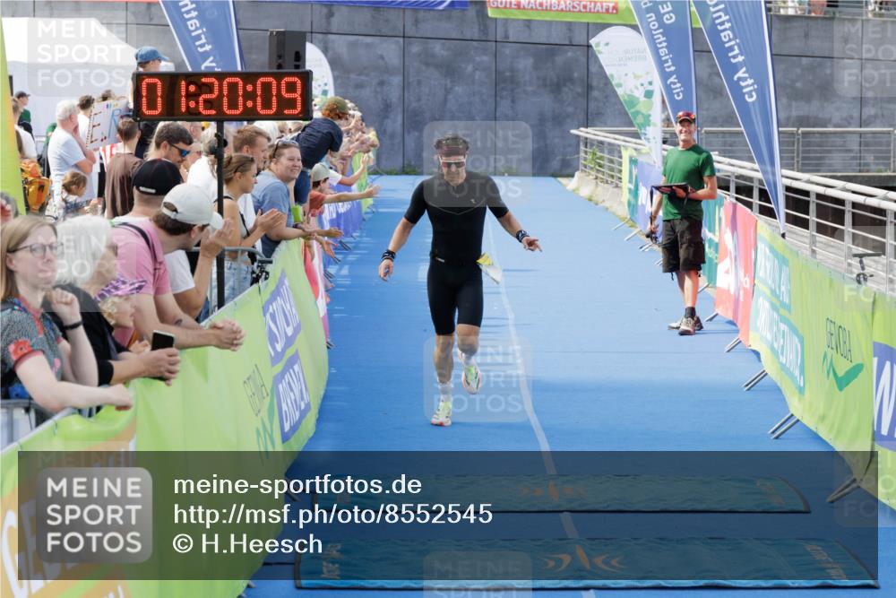 10.08.2025 - GEWOBA Citytriathlon Bremen H.Heesch http://msf.ph/oto/8552545 10.08.2025 11:23:51 Ziel 363, 409 meine-sportfotos.de