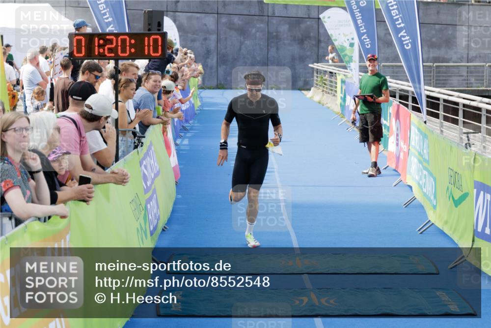 10.08.2025 - GEWOBA Citytriathlon Bremen H.Heesch http://msf.ph/oto/8552548 10.08.2025 11:23:51 Ziel 363, 409 meine-sportfotos.de