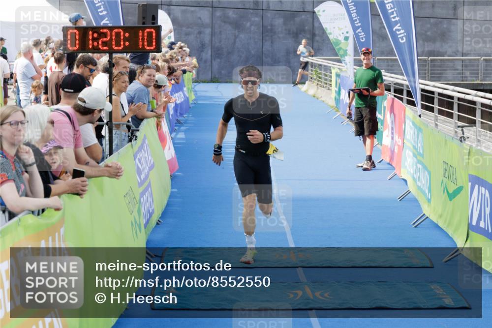 10.08.2025 - GEWOBA Citytriathlon Bremen H.Heesch http://msf.ph/oto/8552550 10.08.2025 11:23:52 Ziel 363, 409 meine-sportfotos.de
