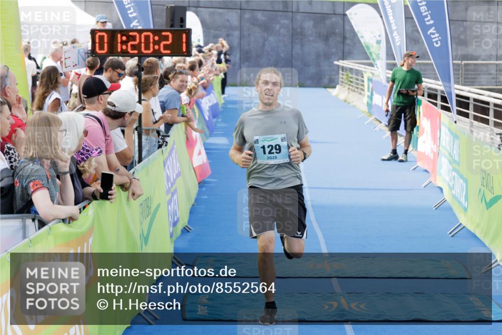 10.08.2025 - GEWOBA Citytriathlon Bremen H.Heesch http://msf.ph/oto/8552564 10.08.2025 11:24:02 Ziel 129 meine-sportfotos.de