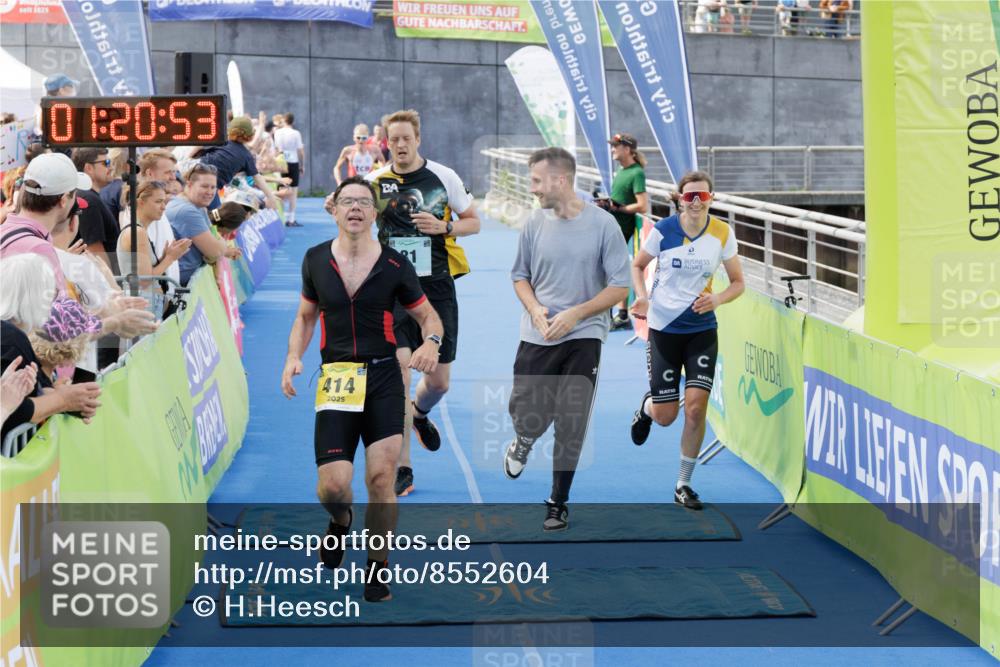 10.08.2025 - GEWOBA Citytriathlon Bremen H.Heesch http://msf.ph/oto/8552604 10.08.2025 11:24:35 Ziel 81, 389, 414, 434, 509 meine-sportfotos.de