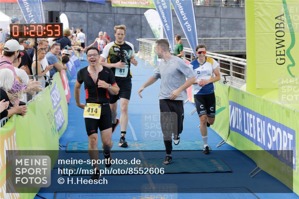 10.08.2025 - GEWOBA Citytriathlon Bremen H.Heesch http://msf.ph/oto/8552606 10.08.2025 11:24:35 Ziel 81, 389, 414, 434, 509 meine-sportfotos.de