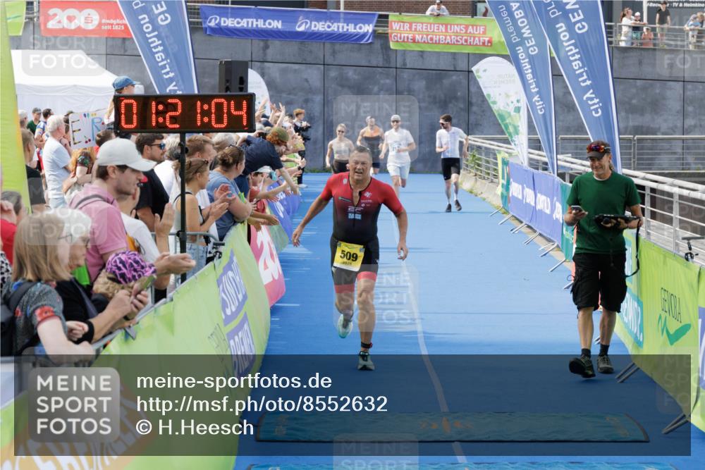 10.08.2025 - GEWOBA Citytriathlon Bremen H.Heesch http://msf.ph/oto/8552632 10.08.2025 11:24:45 Ziel 434, 509 meine-sportfotos.de