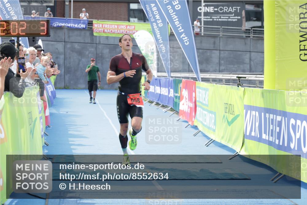 10.08.2025 - GEWOBA Citytriathlon Bremen H.Heesch http://msf.ph/oto/8552634 10.08.2025 13:22:19 Ziel 558 meine-sportfotos.de