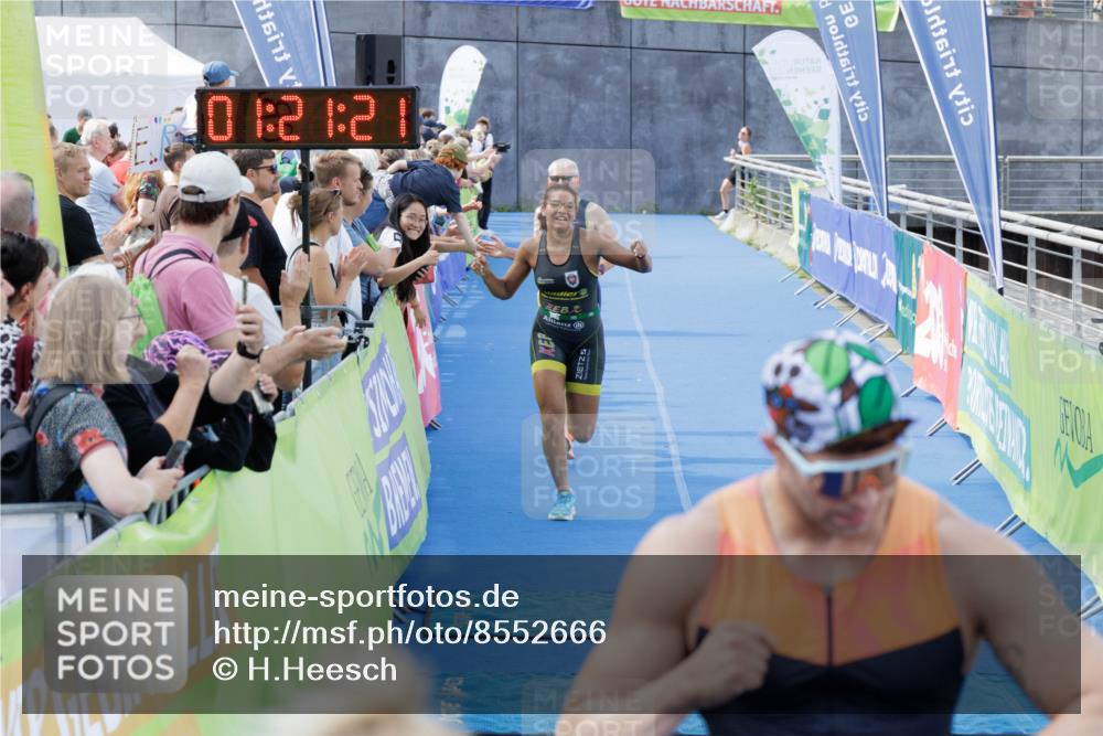 10.08.2025 - GEWOBA Citytriathlon Bremen H.Heesch http://msf.ph/oto/8552666 10.08.2025 11:25:03 Ziel 423, 437, 459 meine-sportfotos.de