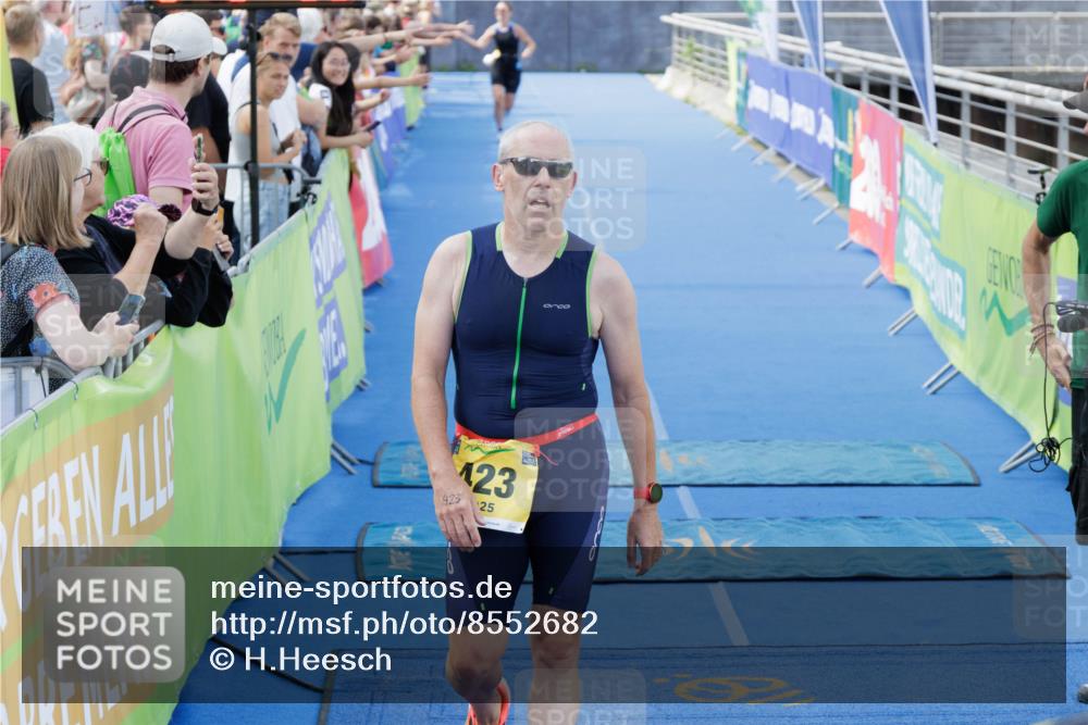 10.08.2025 - GEWOBA Citytriathlon Bremen H.Heesch http://msf.ph/oto/8552682 10.08.2025 11:25:08 Ziel 423, 437, 459 meine-sportfotos.de