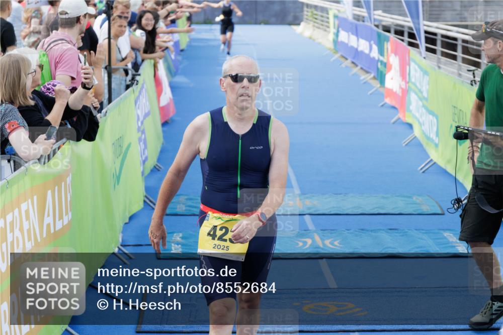 10.08.2025 - GEWOBA Citytriathlon Bremen H.Heesch http://msf.ph/oto/8552684 10.08.2025 11:25:08 Ziel 423, 437, 459 meine-sportfotos.de