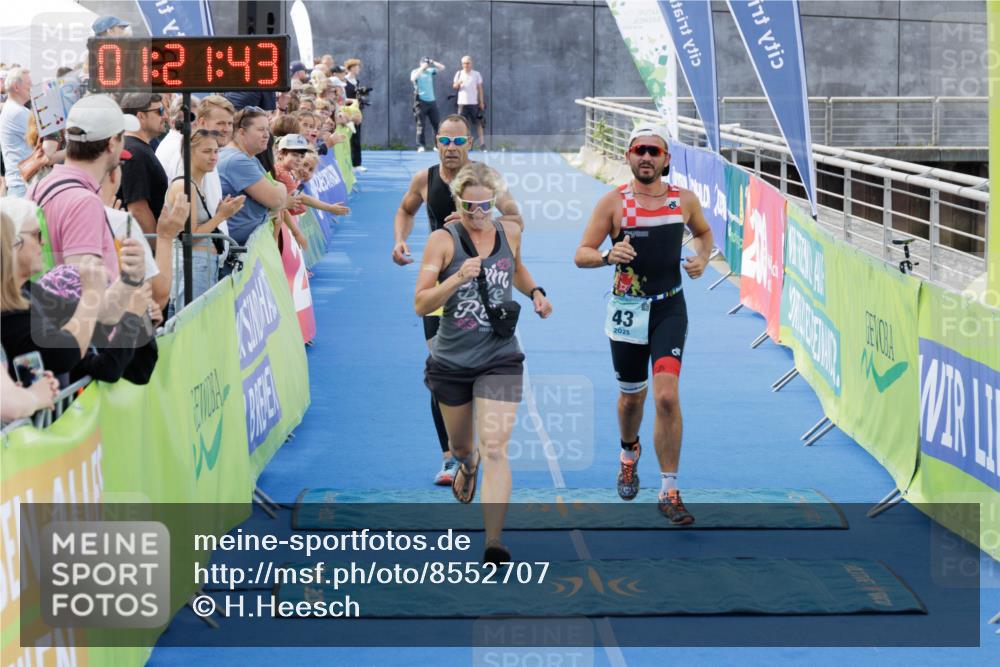 10.08.2025 - GEWOBA Citytriathlon Bremen H.Heesch http://msf.ph/oto/8552707 10.08.2025 11:25:25 Ziel 43, 424 meine-sportfotos.de