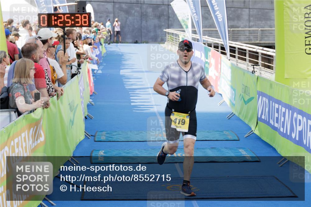 10.08.2025 - GEWOBA Citytriathlon Bremen H.Heesch http://msf.ph/oto/8552715 10.08.2025 11:29:20 Ziel 67, 419 meine-sportfotos.de