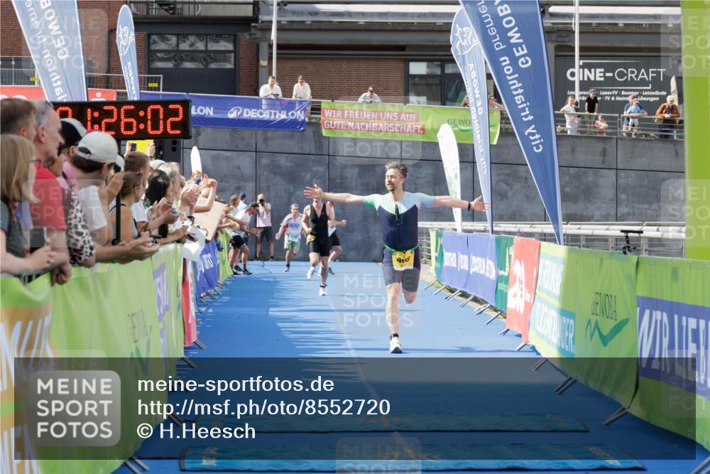 10.08.2025 - GEWOBA Citytriathlon Bremen H.Heesch http://msf.ph/oto/8552720 10.08.2025 11:29:44 Ziel 380, 405 meine-sportfotos.de