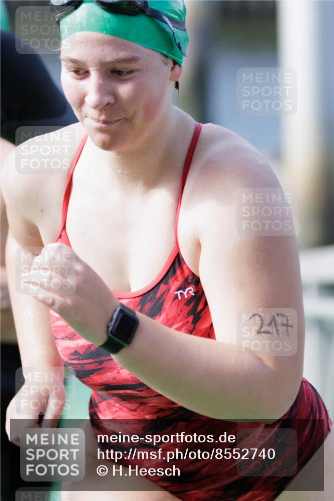10.08.2025 - GEWOBA Citytriathlon Bremen H.Heesch http://msf.ph/oto/8552740 10.08.2025 10:30:44 Schwimmen 13, 67, 217 meine-sportfotos.de