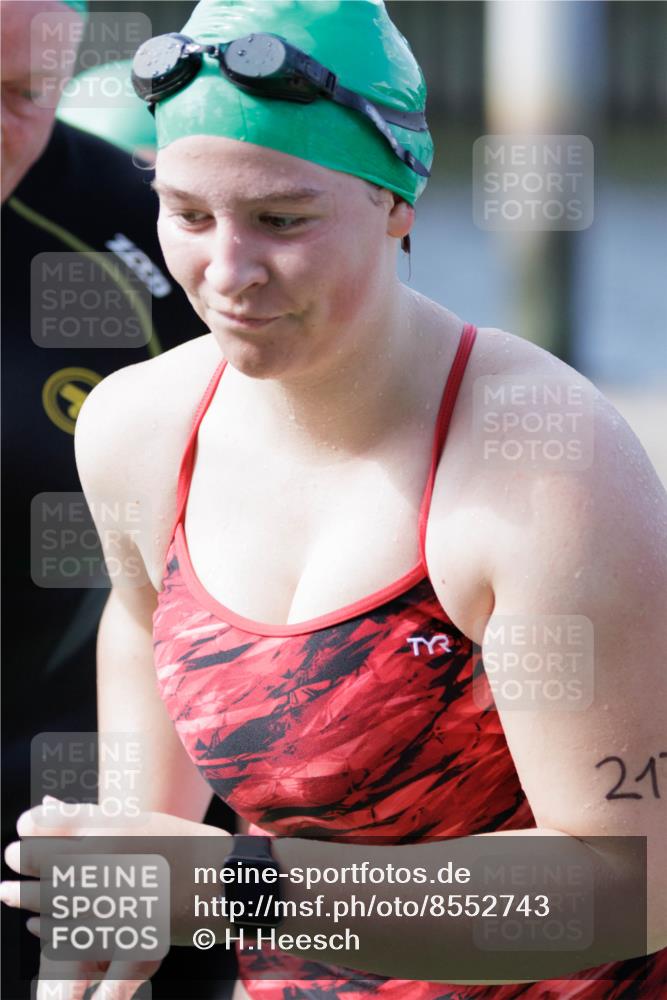 10.08.2025 - GEWOBA Citytriathlon Bremen H.Heesch http://msf.ph/oto/8552743 10.08.2025 10:30:44 Schwimmen 13, 67, 217 meine-sportfotos.de