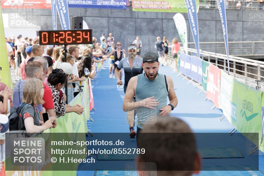 10.08.2025 - GEWOBA Citytriathlon Bremen H.Heesch http://msf.ph/oto/8552789 10.08.2025 11:30:16 Ziel 377, 393, 479, 508 meine-sportfotos.de
