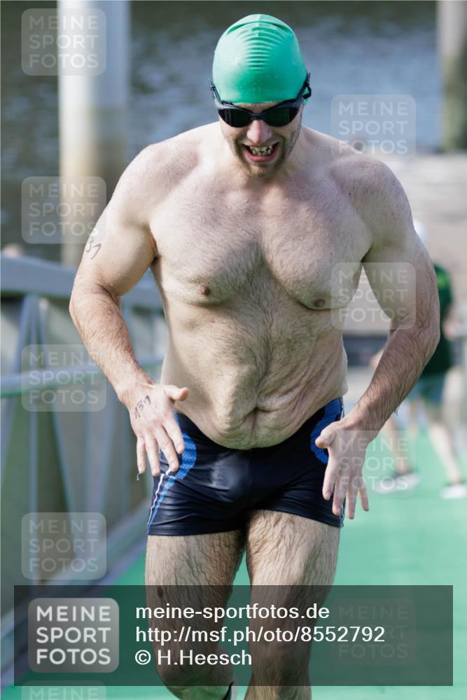 10.08.2025 - GEWOBA Citytriathlon Bremen H.Heesch http://msf.ph/oto/8552792 10.08.2025 10:30:55 Schwimmen 131, 169, 183 meine-sportfotos.de