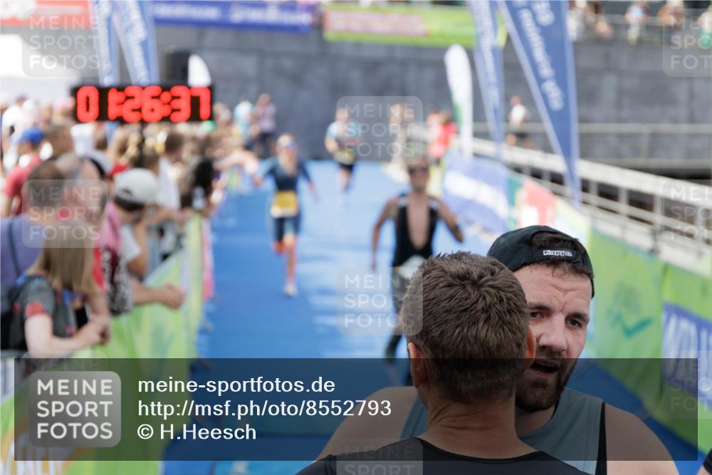 10.08.2025 - GEWOBA Citytriathlon Bremen H.Heesch http://msf.ph/oto/8552793 10.08.2025 11:30:19 Ziel 377, 393, 479, 508 meine-sportfotos.de