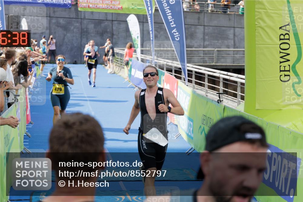 10.08.2025 - GEWOBA Citytriathlon Bremen H.Heesch http://msf.ph/oto/8552797 10.08.2025 11:30:20 Ziel 377, 393, 479, 508 meine-sportfotos.de