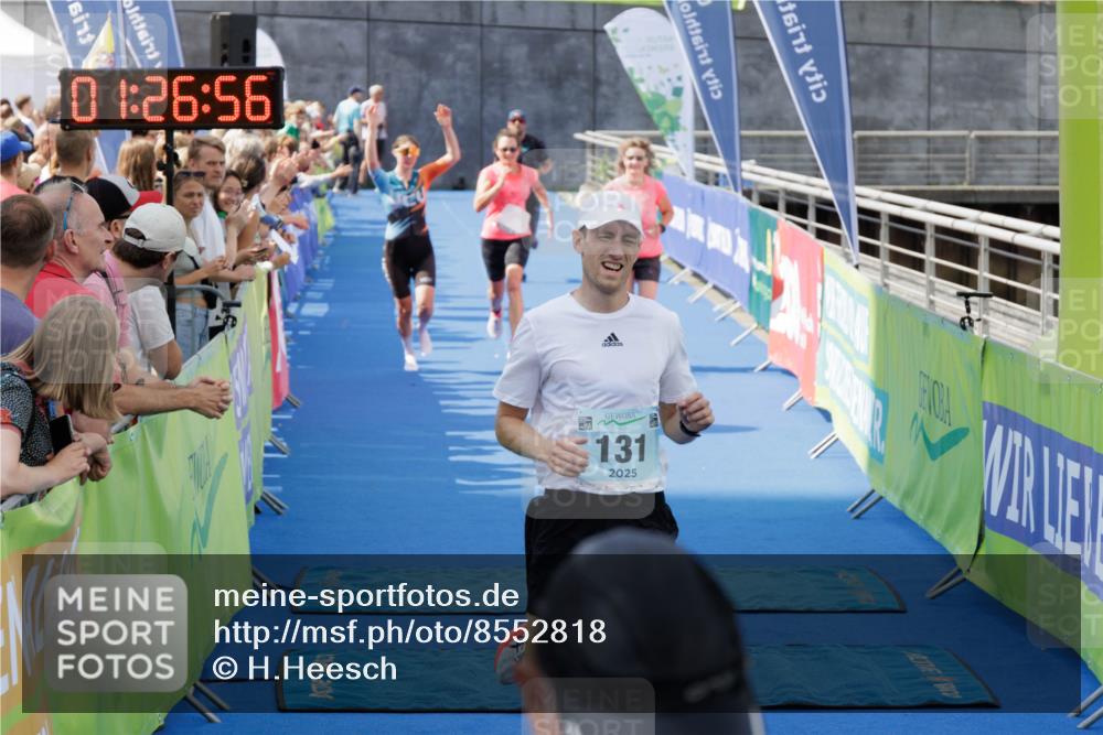 10.08.2025 - GEWOBA Citytriathlon Bremen H.Heesch http://msf.ph/oto/8552818 10.08.2025 11:30:38 Ziel 97, 131, 408, 433 meine-sportfotos.de