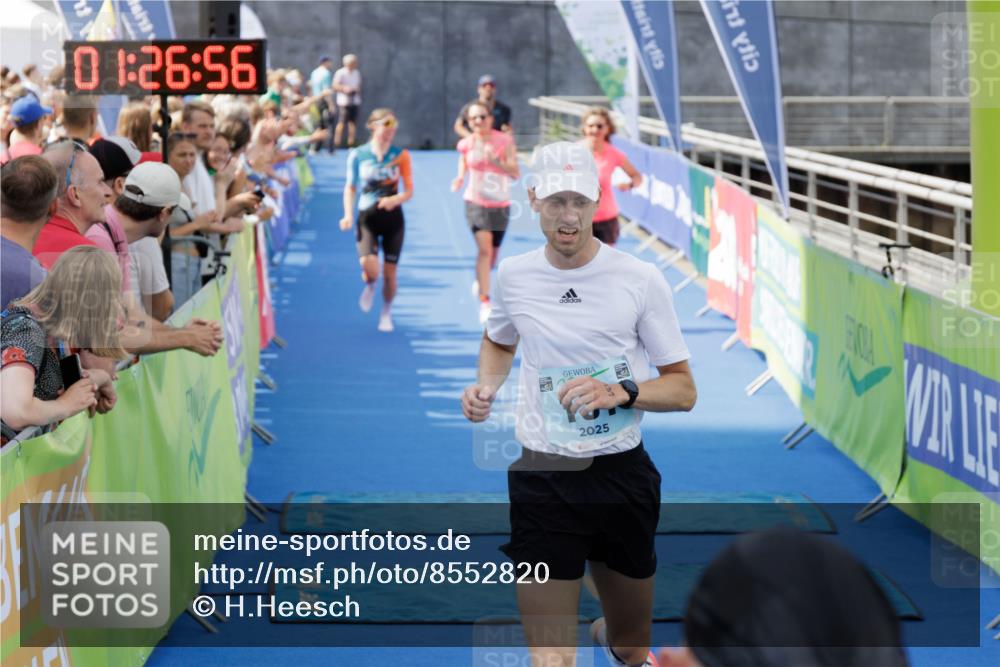 10.08.2025 - GEWOBA Citytriathlon Bremen H.Heesch http://msf.ph/oto/8552820 10.08.2025 11:30:38 Ziel 97, 131, 408, 433 meine-sportfotos.de