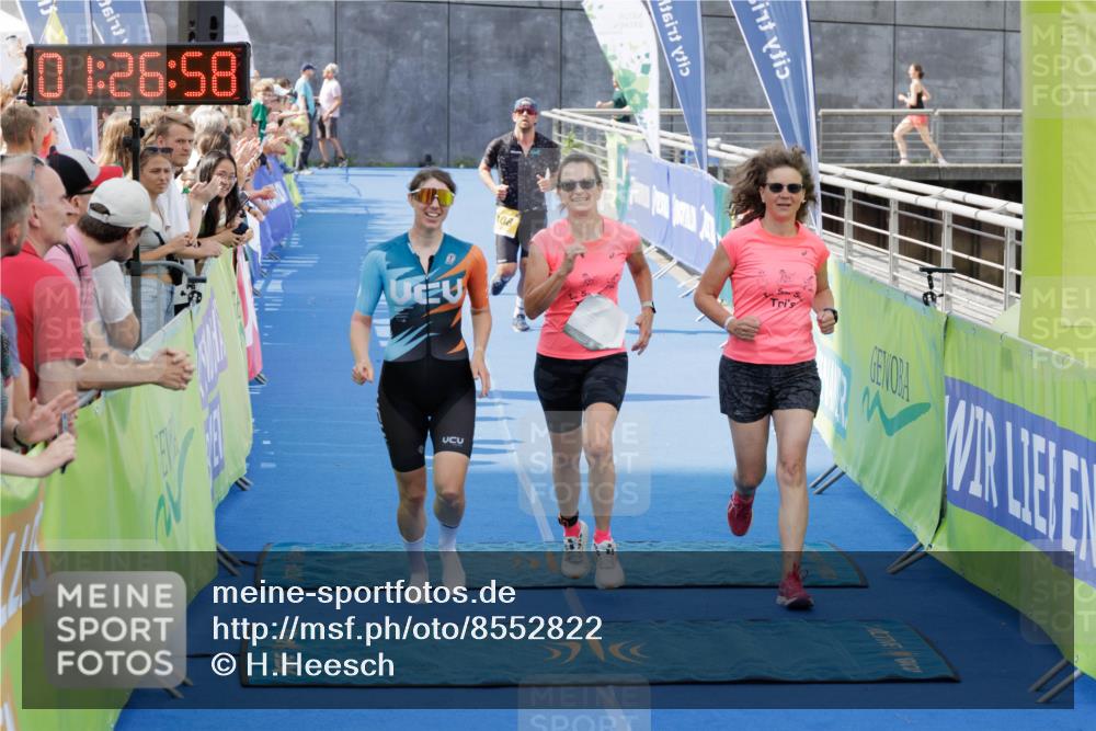 10.08.2025 - GEWOBA Citytriathlon Bremen H.Heesch http://msf.ph/oto/8552822 10.08.2025 11:30:40 Ziel 97, 131, 408, 433 meine-sportfotos.de