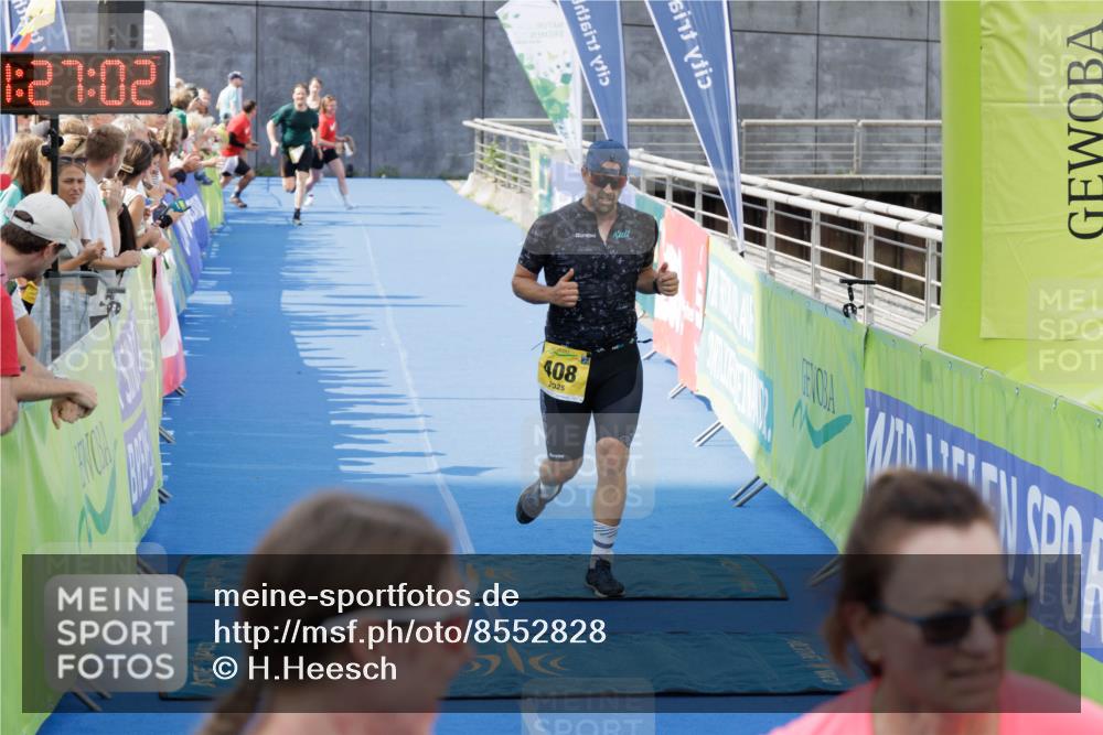 10.08.2025 - GEWOBA Citytriathlon Bremen H.Heesch http://msf.ph/oto/8552828 10.08.2025 11:30:44 Ziel 97, 131, 371, 408 meine-sportfotos.de