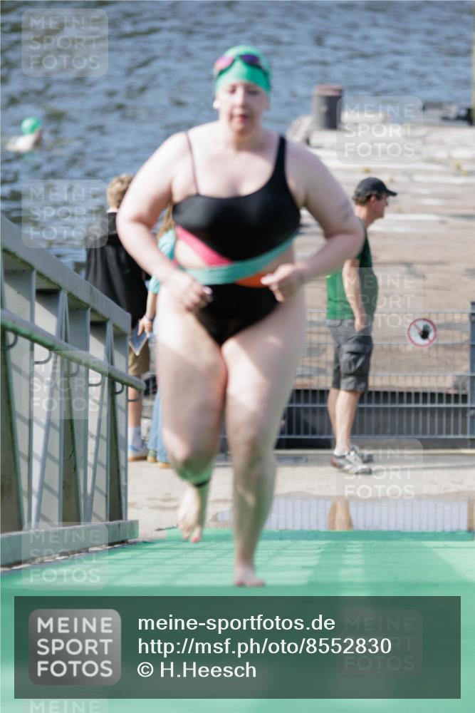 10.08.2025 - GEWOBA Citytriathlon Bremen H.Heesch http://msf.ph/oto/8552830 10.08.2025 10:31:17 Schwimmen 25 meine-sportfotos.de