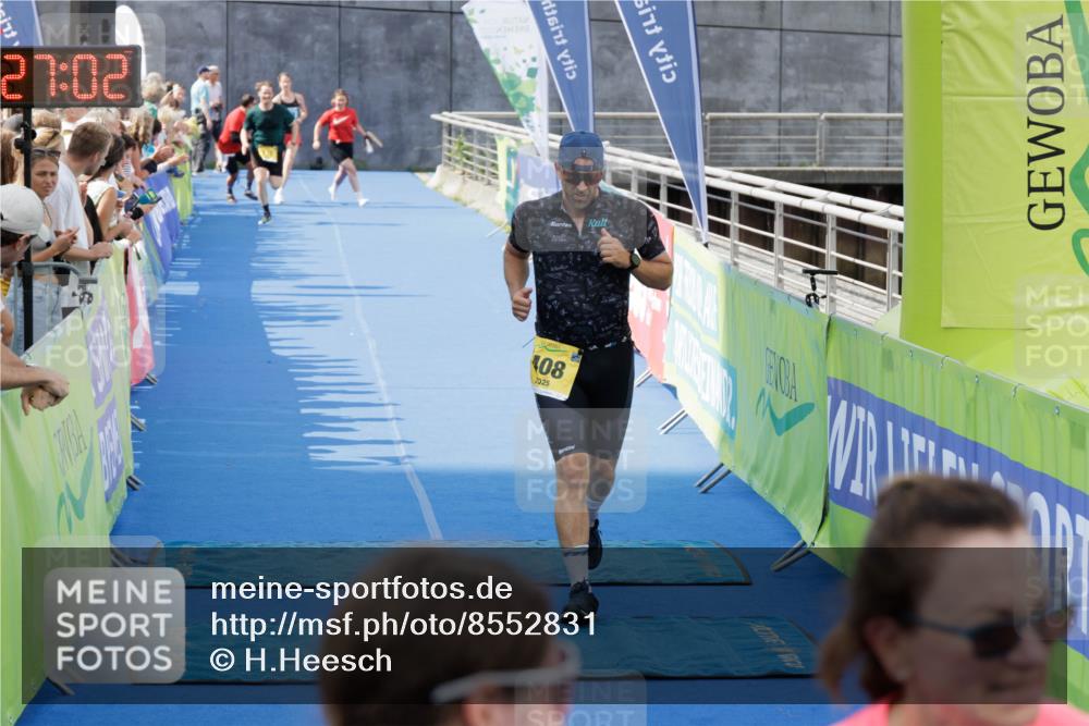 10.08.2025 - GEWOBA Citytriathlon Bremen H.Heesch http://msf.ph/oto/8552831 10.08.2025 11:30:44 Ziel 97, 131, 371, 408 meine-sportfotos.de