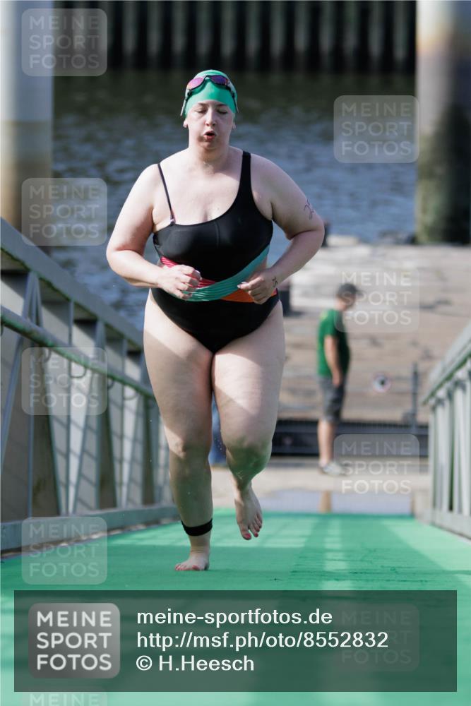 10.08.2025 - GEWOBA Citytriathlon Bremen H.Heesch http://msf.ph/oto/8552832 10.08.2025 10:31:19 Schwimmen 25 meine-sportfotos.de