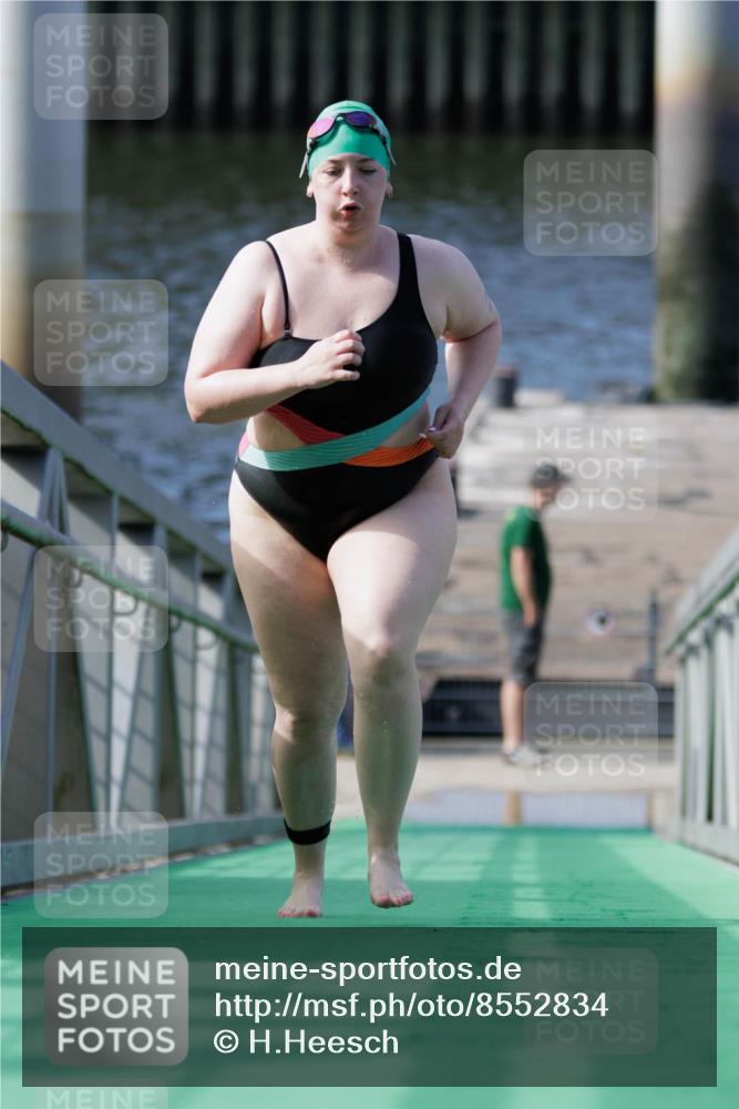 10.08.2025 - GEWOBA Citytriathlon Bremen H.Heesch http://msf.ph/oto/8552834 10.08.2025 10:31:19 Schwimmen 25 meine-sportfotos.de