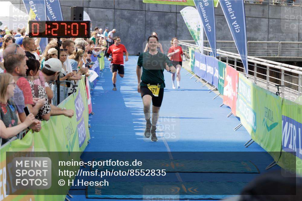 10.08.2025 - GEWOBA Citytriathlon Bremen H.Heesch http://msf.ph/oto/8552835 10.08.2025 11:30:49 Ziel 97, 163, 371, 408 meine-sportfotos.de