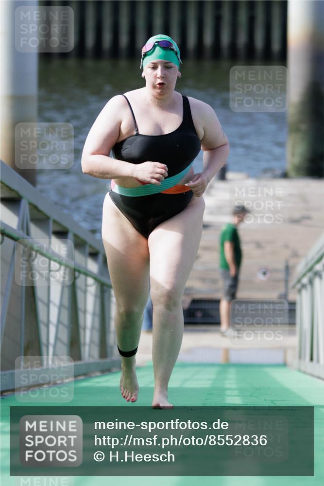 10.08.2025 - GEWOBA Citytriathlon Bremen H.Heesch http://msf.ph/oto/8552836 10.08.2025 10:31:20 Schwimmen 25 meine-sportfotos.de