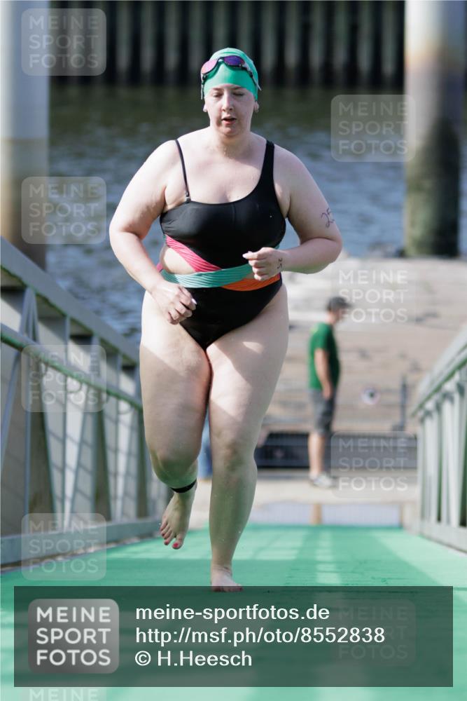 10.08.2025 - GEWOBA Citytriathlon Bremen H.Heesch http://msf.ph/oto/8552838 10.08.2025 10:31:20 Schwimmen 25 meine-sportfotos.de