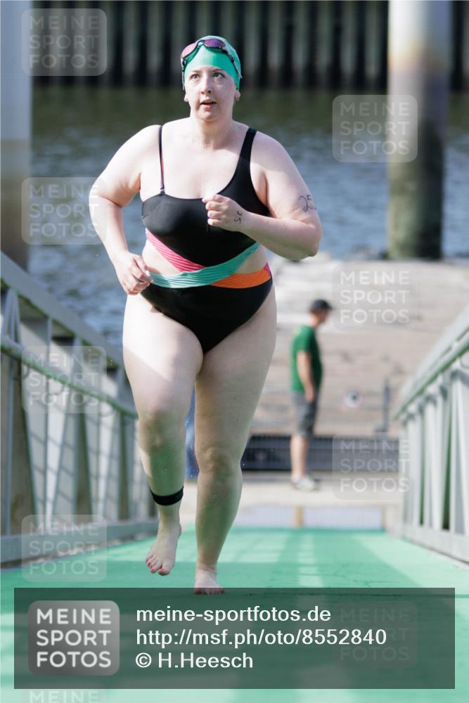 10.08.2025 - GEWOBA Citytriathlon Bremen H.Heesch http://msf.ph/oto/8552840 10.08.2025 10:31:20 Schwimmen 25 meine-sportfotos.de