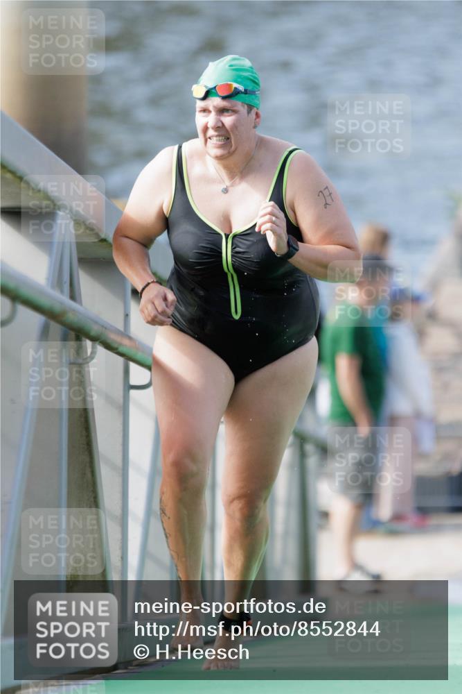 10.08.2025 - GEWOBA Citytriathlon Bremen H.Heesch http://msf.ph/oto/8552844 10.08.2025 10:31:38 Schwimmen 27 meine-sportfotos.de