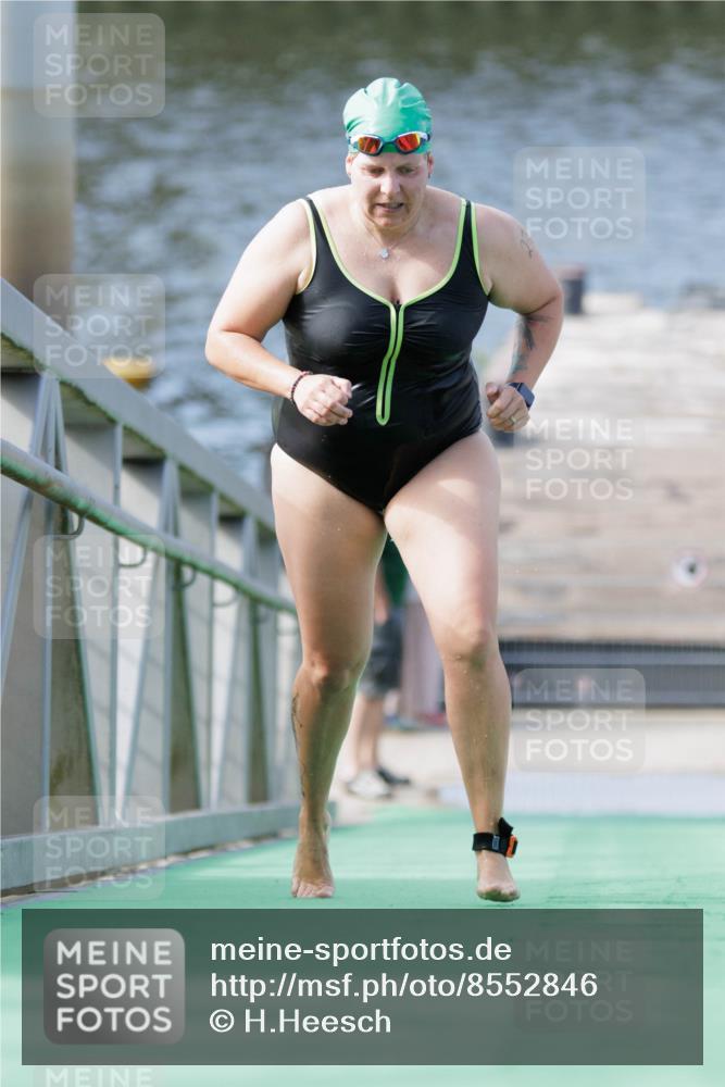 10.08.2025 - GEWOBA Citytriathlon Bremen H.Heesch http://msf.ph/oto/8552846 10.08.2025 10:31:39 Schwimmen 27 meine-sportfotos.de