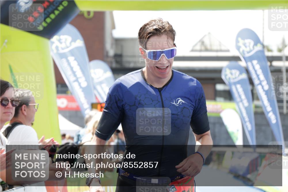 10.08.2025 - GEWOBA Citytriathlon Bremen H.Heesch http://msf.ph/oto/8552857 10.08.2025 13:33:21 Ziel 612 meine-sportfotos.de