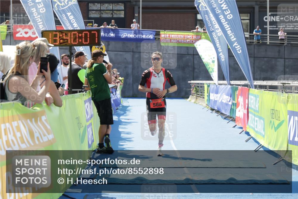 10.08.2025 - GEWOBA Citytriathlon Bremen H.Heesch http://msf.ph/oto/8552898 10.08.2025 13:40:11 Ziel 566 meine-sportfotos.de