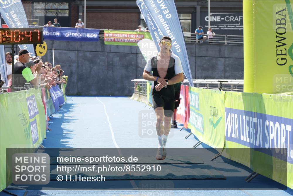 10.08.2025 - GEWOBA Citytriathlon Bremen H.Heesch http://msf.ph/oto/8552910 10.08.2025 13:40:50 Ziel 584 meine-sportfotos.de