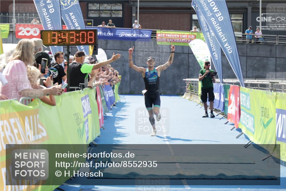 10.08.2025 - GEWOBA Citytriathlon Bremen H.Heesch http://msf.ph/oto/8552935 10.08.2025 13:43:12 Ziel 654 meine-sportfotos.de