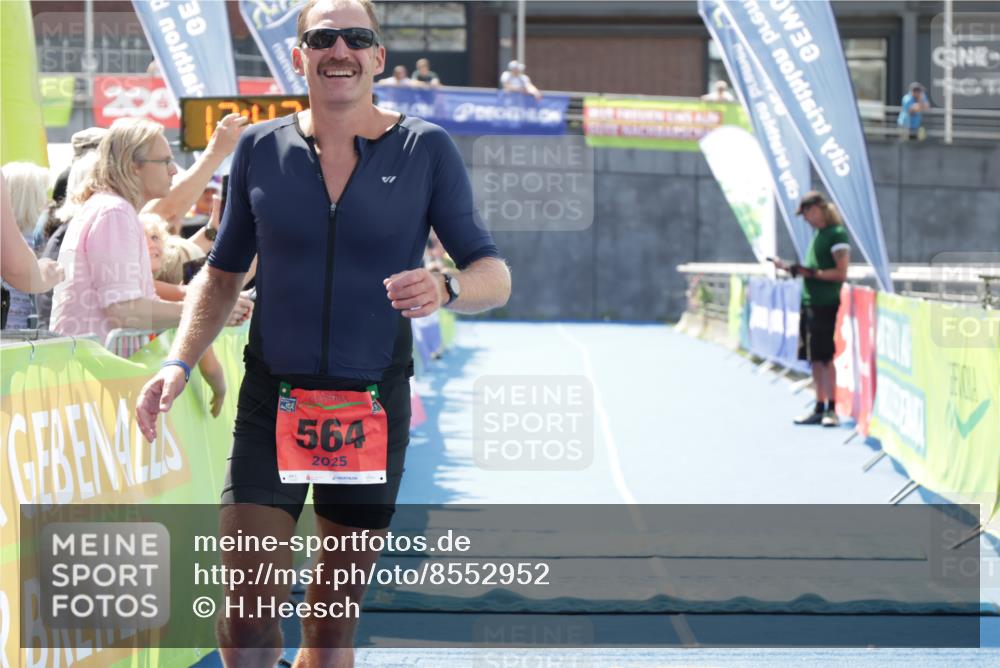 10.08.2025 - GEWOBA Citytriathlon Bremen H.Heesch http://msf.ph/oto/8552952 10.08.2025 13:43:37 Ziel 564 meine-sportfotos.de