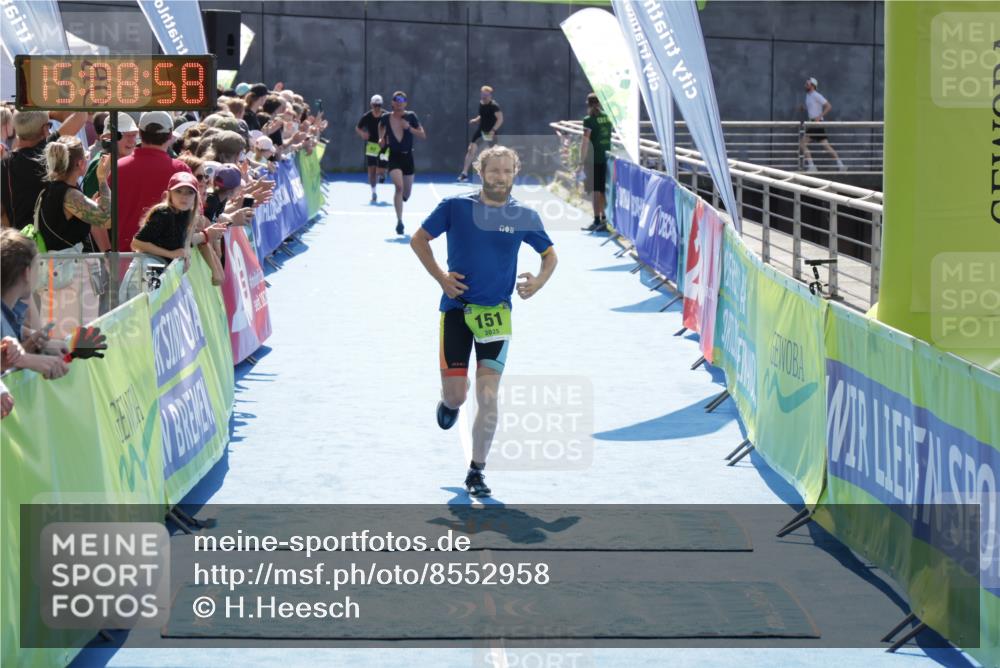 10.08.2025 - GEWOBA Citytriathlon Bremen H.Heesch http://msf.ph/oto/8552958 10.08.2025 15:09:01 Ziel 2, 12, 82, 151 meine-sportfotos.de
