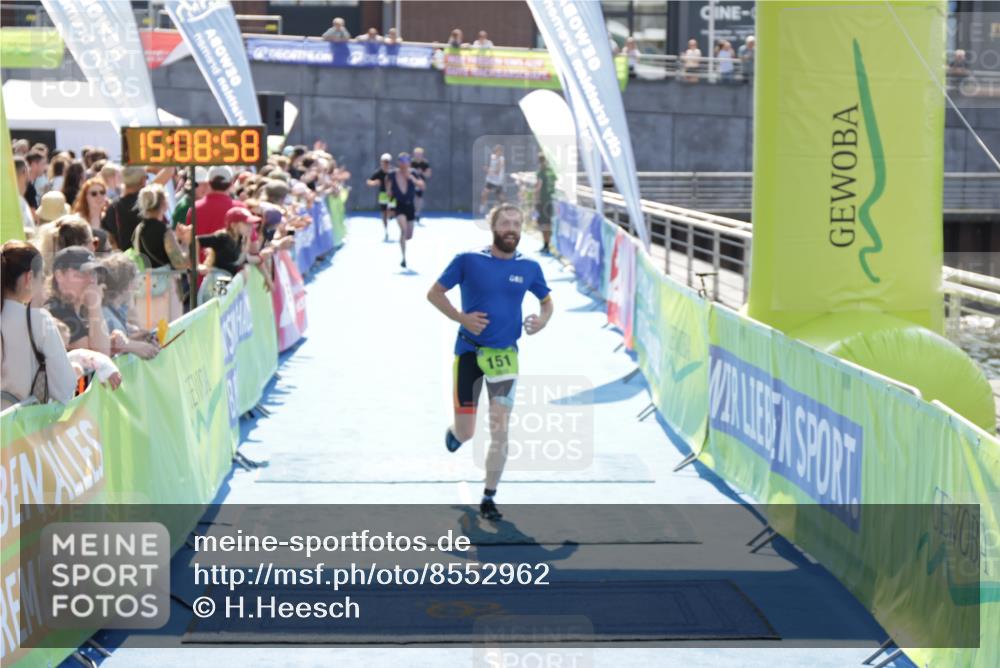 10.08.2025 - GEWOBA Citytriathlon Bremen H.Heesch http://msf.ph/oto/8552962 10.08.2025 15:09:02 Ziel 2, 12, 151 meine-sportfotos.de