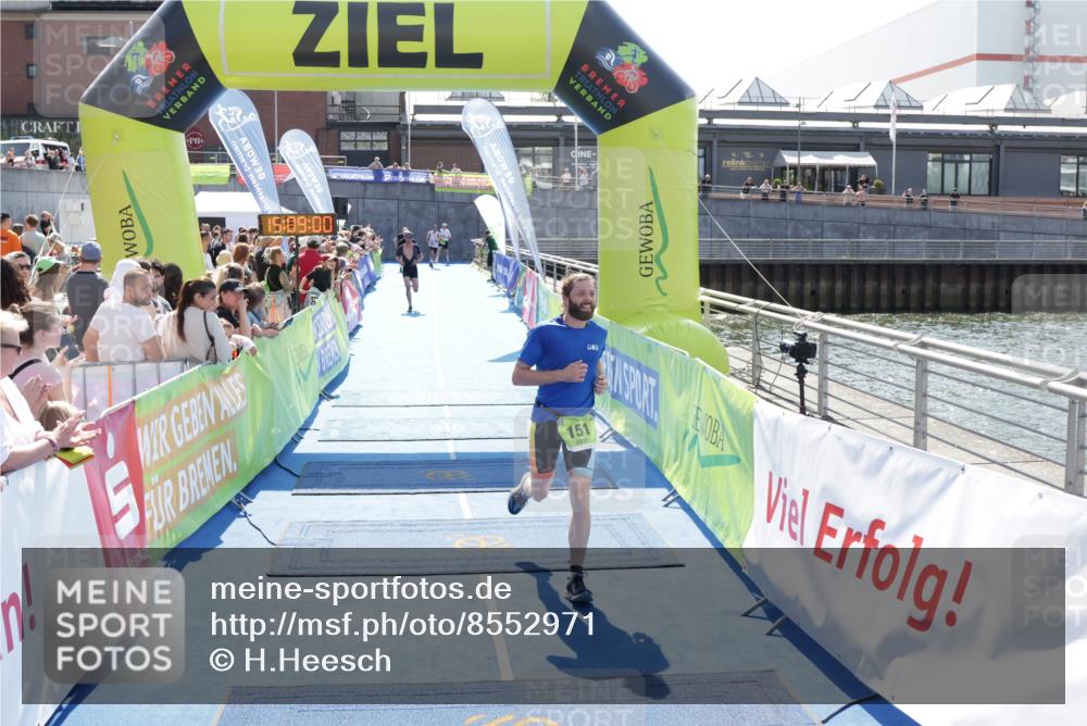 10.08.2025 - GEWOBA Citytriathlon Bremen H.Heesch http://msf.ph/oto/8552971 10.08.2025 15:09:03 Ziel 2, 12, 151 meine-sportfotos.de