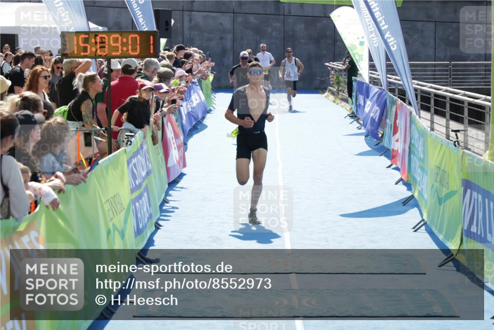10.08.2025 - GEWOBA Citytriathlon Bremen H.Heesch http://msf.ph/oto/8552973 10.08.2025 15:09:05 Ziel 12, 42, 151 meine-sportfotos.de