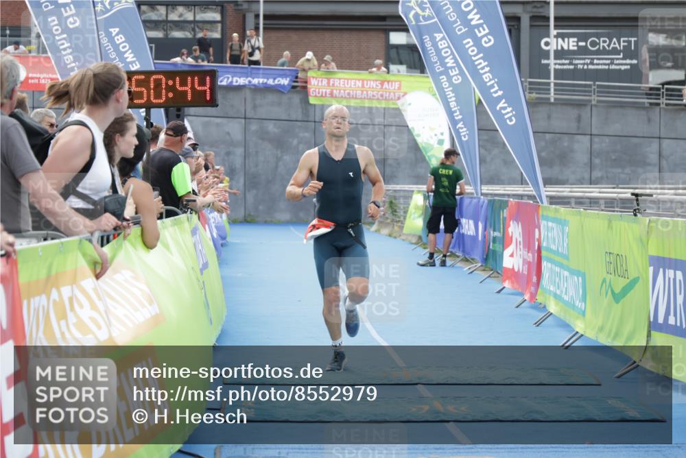 10.08.2025 - GEWOBA Citytriathlon Bremen H.Heesch http://msf.ph/oto/8552979 10.08.2025 13:50:47 Ziel 716 meine-sportfotos.de