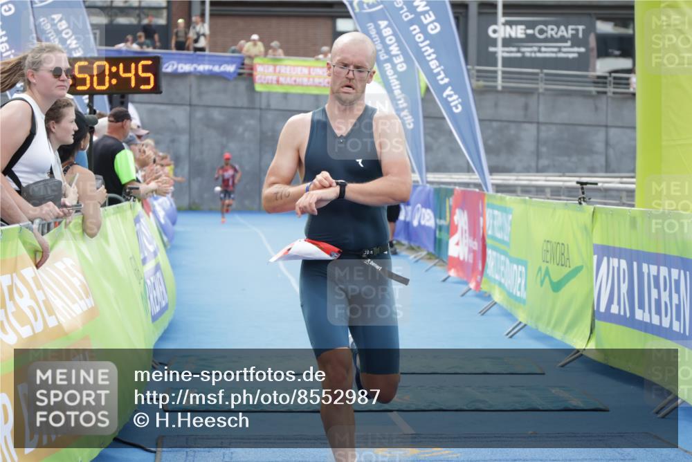 10.08.2025 - GEWOBA Citytriathlon Bremen H.Heesch http://msf.ph/oto/8552987 10.08.2025 13:50:49 Ziel 716 meine-sportfotos.de